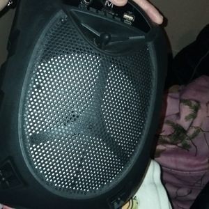 Black bulethooth speaker